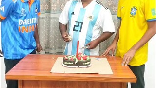 শুক্রবার সরকারি বন্ধো তুই হইলি কেমনে 😃😀😃😀😃
