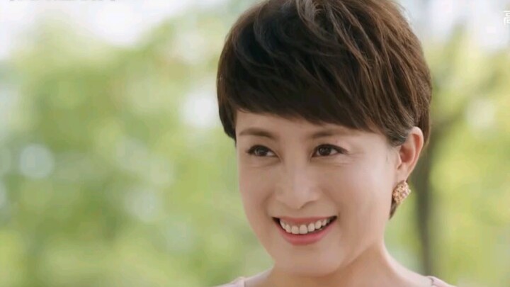 Cháu gái ngọt ngào thế này, ông bà nào mà chẳng yêu chứ?
