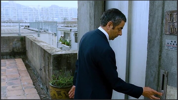 Elegance never goes out of style—Bean’s iron-crotch skills in “Johnny English” are truly unbeatable!