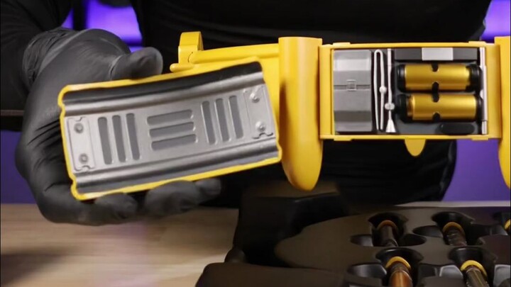 Unboxing of the 1989 Batman Multi-Function Belt