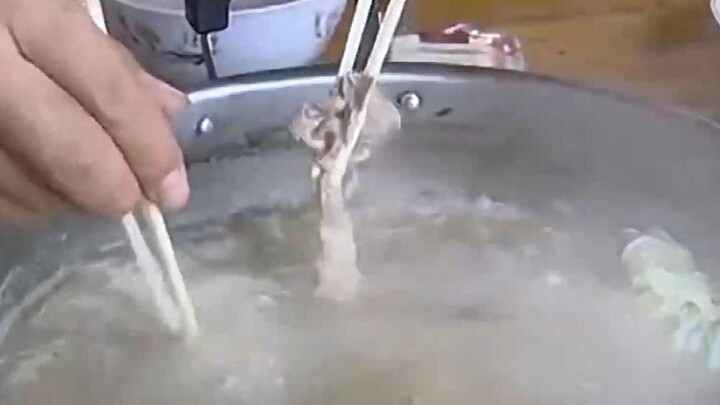 Para pekerja memesan hotpot daging kambing seharga 18 yuan, berisi daging, sayuran, dan mi, dan harg