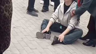 子耀妈妈哭的像个孩子一样 因为他失去了最爱的儿子啊……