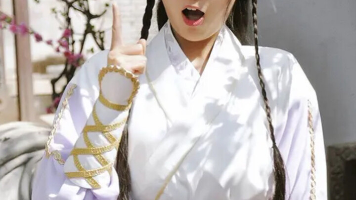 Ngakak, siapa bilang dia nggak jadi presenter cuma karena terlalu imut hahaha!!