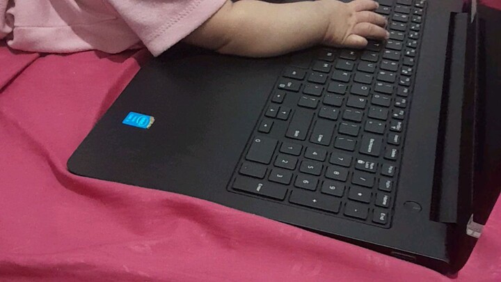 babies can play on the computer bayi 嬰兒會玩筆記型電腦，真可愛。😅