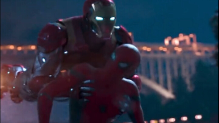Spider-Man, yang kostumnya dihitamkan, tidak dapat menahan diri untuk keluar dan bersenang-senang. S