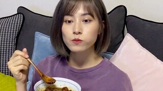 Kakak Lu sedang menstruasi dan saya dengan hati-hati menyiapkan beberapa bola gula merah untuknya.