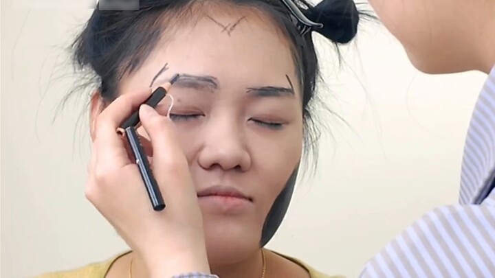 Dia berkata bahwa prasangka dalam hatinya bahkan lebih seperti Gunung Wumeng yang terhubung dengan g