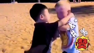 中俄小孩打架中的大国博弈 食铁兽看起萌凶起来猛 铁头功撞胜俄罗斯摆拳