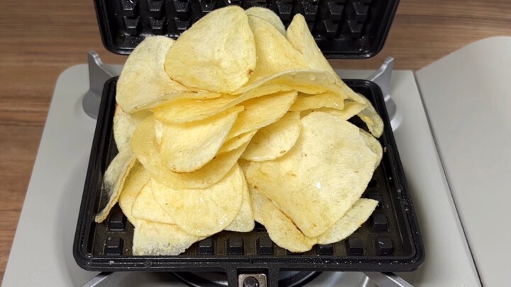 [Food]Crushing chips on a waffle machine