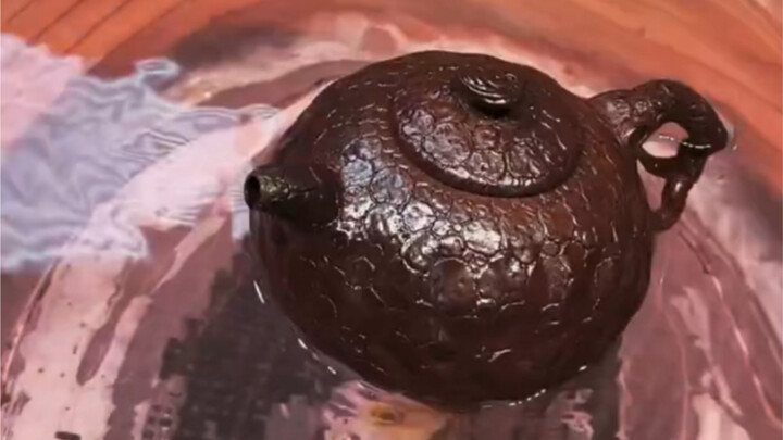 حرارة الحطب مرتفعة جدًا، والغطاء انكمش والتصق ولا يمكن فتحه. لنحاول توسيعه بالماء المغلي.