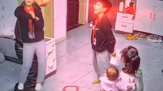 小孩哥弯了几年的腰终于直了