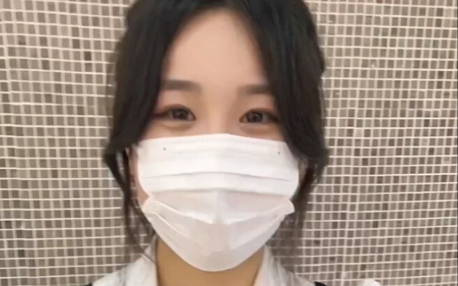 Encountering a Beautiful Young Lady at the Subway Station