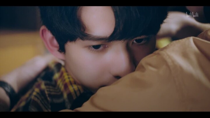 Klip menarik Episode 3 & 4 “Tentang Muda”: Ye Guang membantu Xu Qizhang melepas baju untuk mengolesk