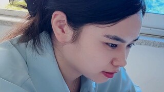 Học sinh chơi trò chơi với giáo viên