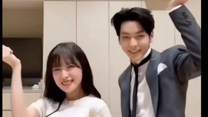 I love watching male and female idols interact! The dead CP suddenly attacked me! A collection of ma