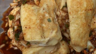 Today, the old man isn’t here; it’s his niece who made the pocket tofu! It smells so good!