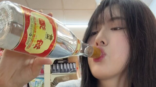 How much alcohol does Jiumengzi drink in a day?