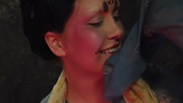 I'll laugh and cry even after watching it a hundred times!! Foreigners awkwardly dancing in traditio