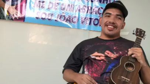 João Victor cantando música que compôs para o Gusttavo Lima