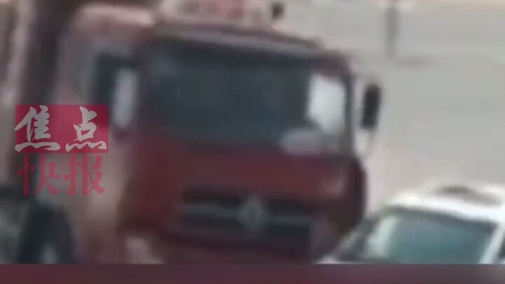 Truk pengangkut tanah bertabrakan dengan mobil kecil hingga langsung terbalik, sopir mobil kecil den