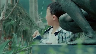 小男孩摸铜像发现是软的，警察上前查看，没想到里面竟是真人