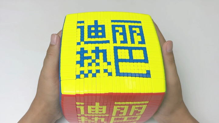 ใช้ Rubik's Cube ระดับสูงสุดของโลกเพื่อสะกดชื่อของนักแสดง