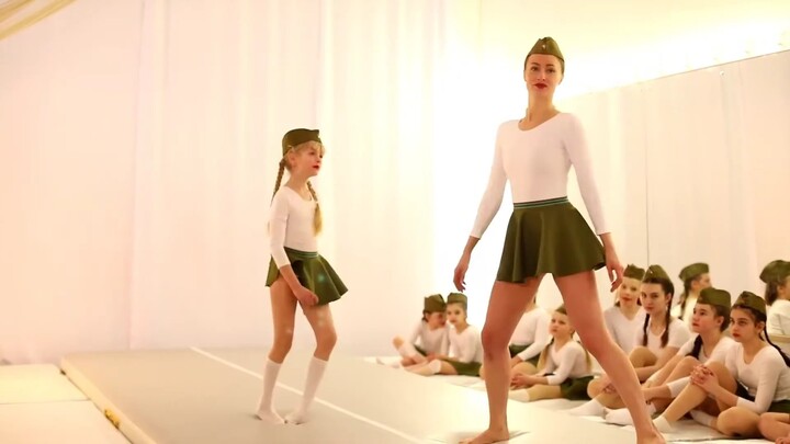 สาวรัสเซียเต้นรำ ครูและนักเรียนสวมเครื่องแบบทหาร