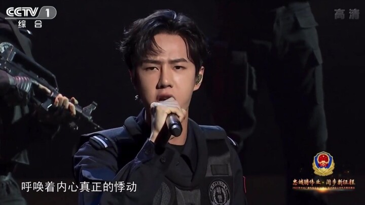 หวังอี้ป๋อขับร้องเพลง “โหยหาเกียรติยศ” สดุดีตำรวจประชาชน