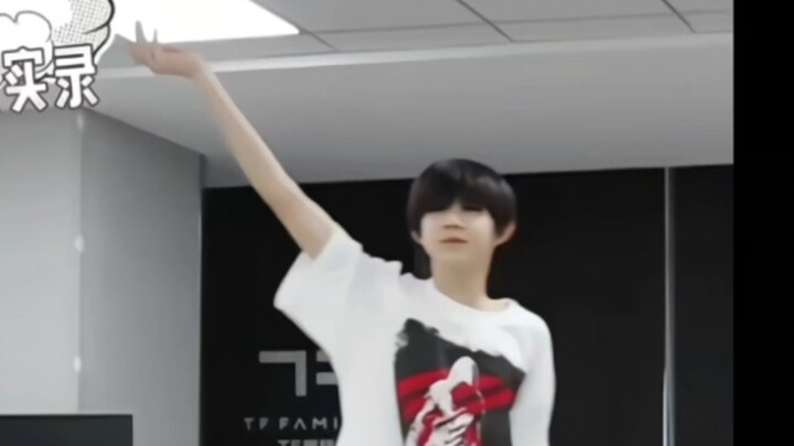 少年舞动的每一根发丝都散发着青春的气息