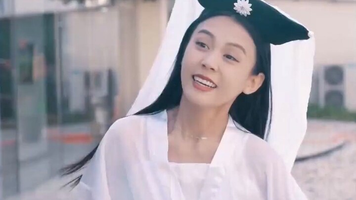 Lươn xanh trắng đến để trả ơn, nhưng lại yêu nhầm người! Họ biến đổi từ nam thành nữ và nảy sinh mối