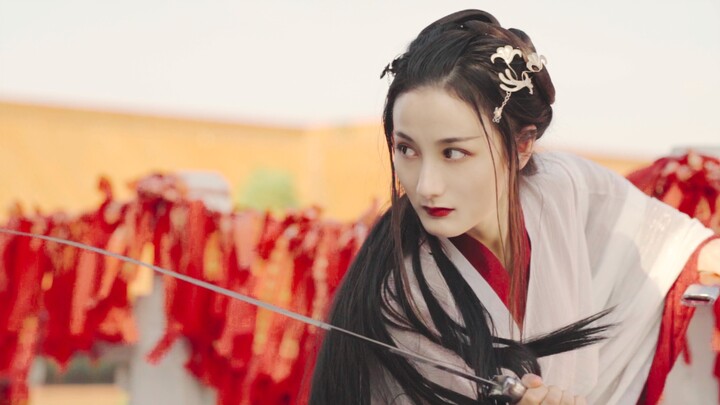 【Chi Xia】Siswi berbusana Hanfu yang tampan sekali menari pedang, rambutnya melambai-lambai, tidak pe