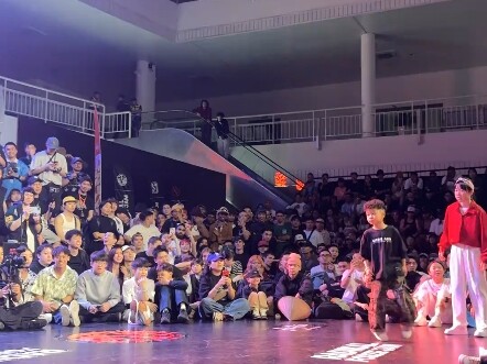 Chinese street dancers dazzle foreigners in Vietnam
