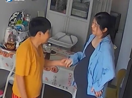 คุณแม่ตั้งครรภ์กลับมาจากการตรวจครรภ์แล้วเกิดอาการสติแตก คุณแม่สามีก็โอบกอดอย่างอบอุ่น แต่ไม่รู้จะปลอ