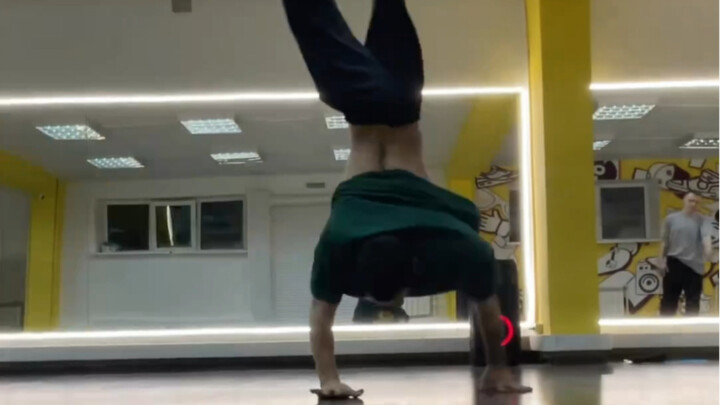 Vũ đạo đường phố đẳng cấp vương giả, chàng trai có kỹ thuật siêu việt, khả năng kiểm soát đáng kinh 