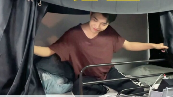 [Hua Fei hooks the belt] Emperor: You smell so good~