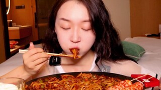 #新疆炒米粉  嘴里辣的滋滋，但还是抵挡不住的诱惑吃完它！#美食