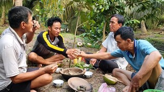 Bác 2 Và Chú Út Làm Món Ếch Rang Muối Bằng Nồi Đất Thơm Ngát Giữa Khu Vườn Dừa