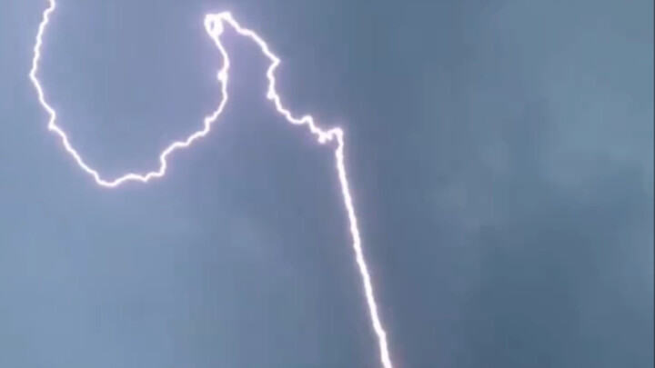 Betapa menggetarkan eksperimen pemantik petir buatan