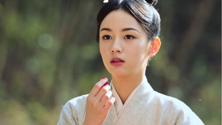 Anh ấy cứ như một người ngoài cuộc, đứng từ xa lặng lẽ nhìn cô ấy! Cảnh này xuất hiện, tôi khóc chết