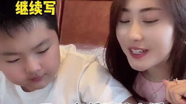 น้องชาย ตื่นเต้นไหมนะ~ แปลกใจหรือเปล่า~~