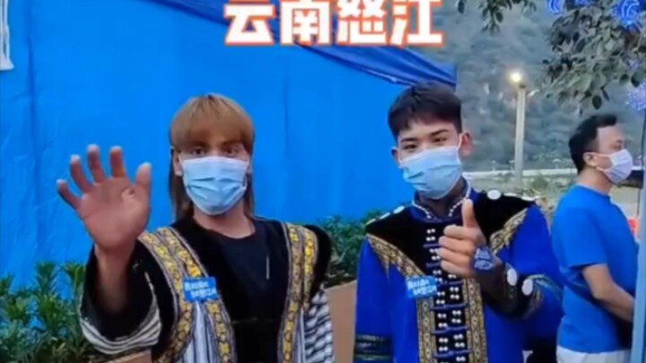 云南怒江傈僳族小伙荣归故里变成带明星，视察家乡工作，结尾是以前的烂活