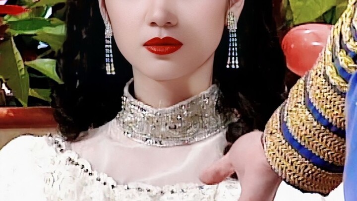 Only absolute elegance can truly overshadow stunning beauty! The director chose four gorgeous actres