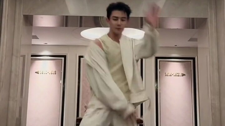 ชอบดูเขาเต้นมากเลย! เขาเต้นได้หลากหลายแนวเลย! มีเซอร์ไพรส์ตอนจบด้วย ฮ่าๆๆๆ