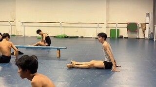 Học viện múa Tứ Xuyên đào tạo múa nam