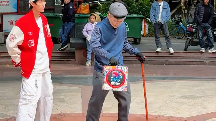 เดิมทีกำลังแสดงโชว์ยกกล่องอยู่ในสวนสาธารณะ แต่ไม่คาดคิดว่าจะถูกคุณลุงแย่งซีนไปซะงั้น!