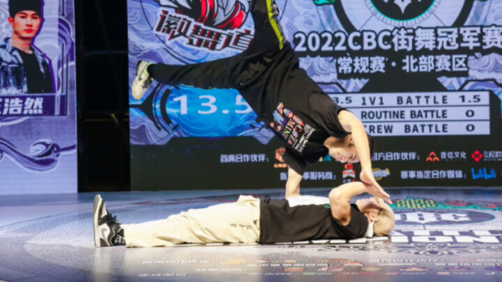 Khoảnh khắc Battle trong cuộc thi nhảy đường phố, vũ công Bboy tung chiêu cuối