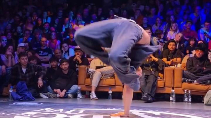 Vũ đạo đường phố đẳng cấp vua, chiêu đầu tiên của anh chàng mở màn quá bá đạo!