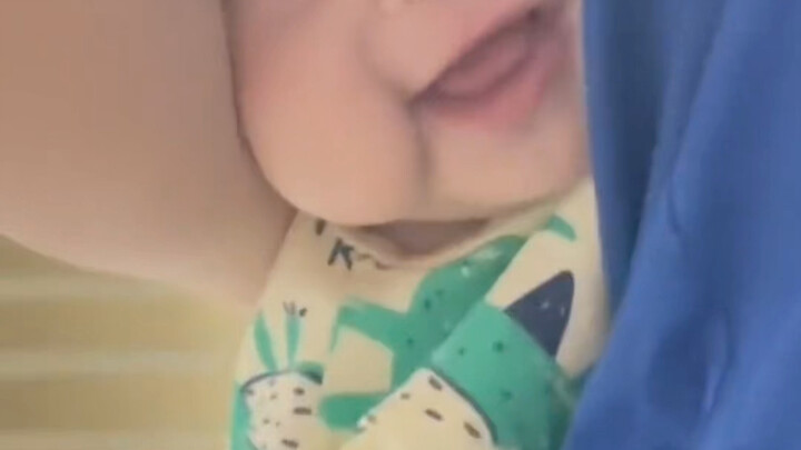 ดูท่าทางของเราสิ ได้มาตรฐานไหม? ฉันก็จะยืนนิ่งๆ แบบนี้ พ่อจะได้เชื่อว่าฉันหลับไปแล้ว ใช่ไหม?