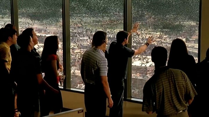 Langit tiba-tiba dipenuhi awan gelap, tapi ketika orang-orang mendekat ke jendela baru menyadari bah