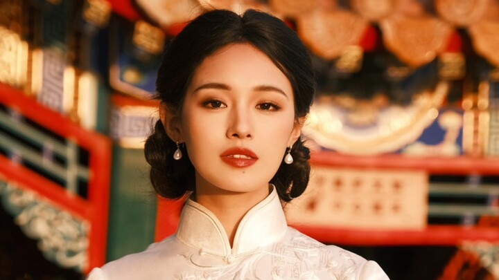 The finished product of the intangible cultural heritage handmade Suzhou embroidery cheongsam that c